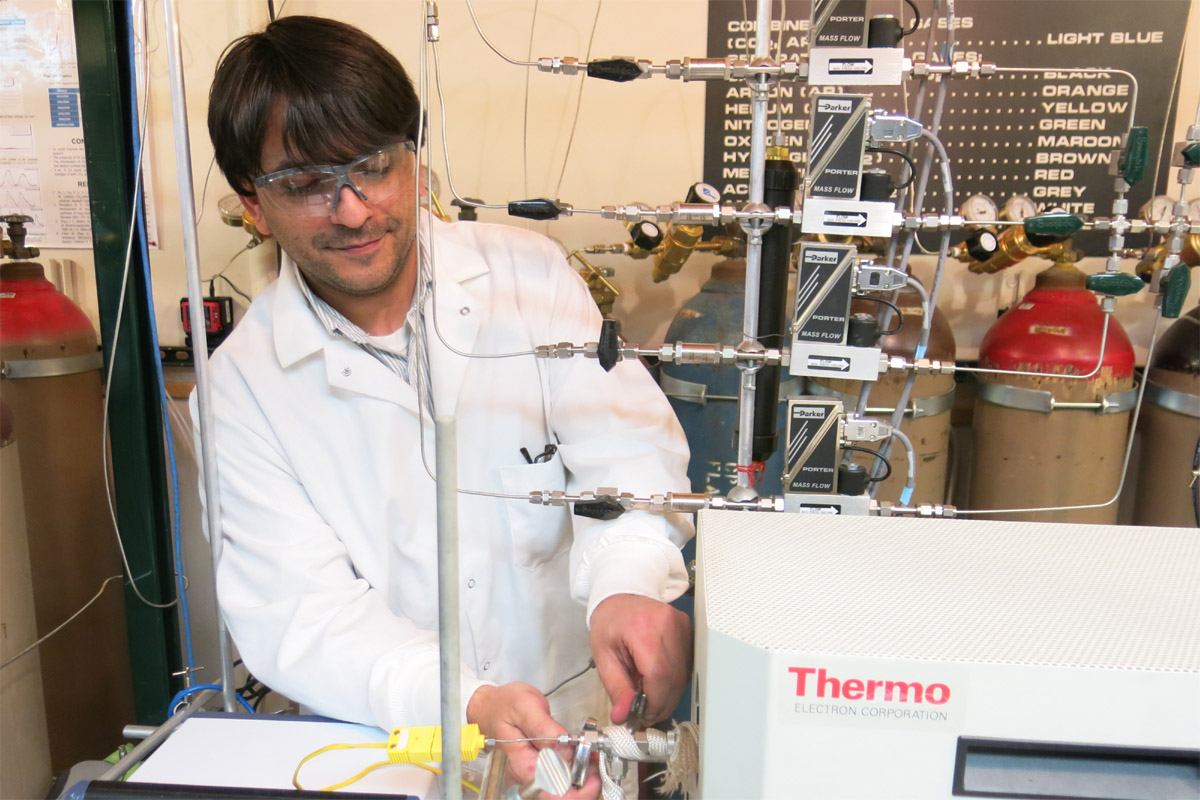 Chemical engineering student Anthony Richard experiments with converting carbon dioxide into methanol, a chemical compound used to make everything from paints to plastics to vinegar. Photo: Leigh Paterson / Inside Energy